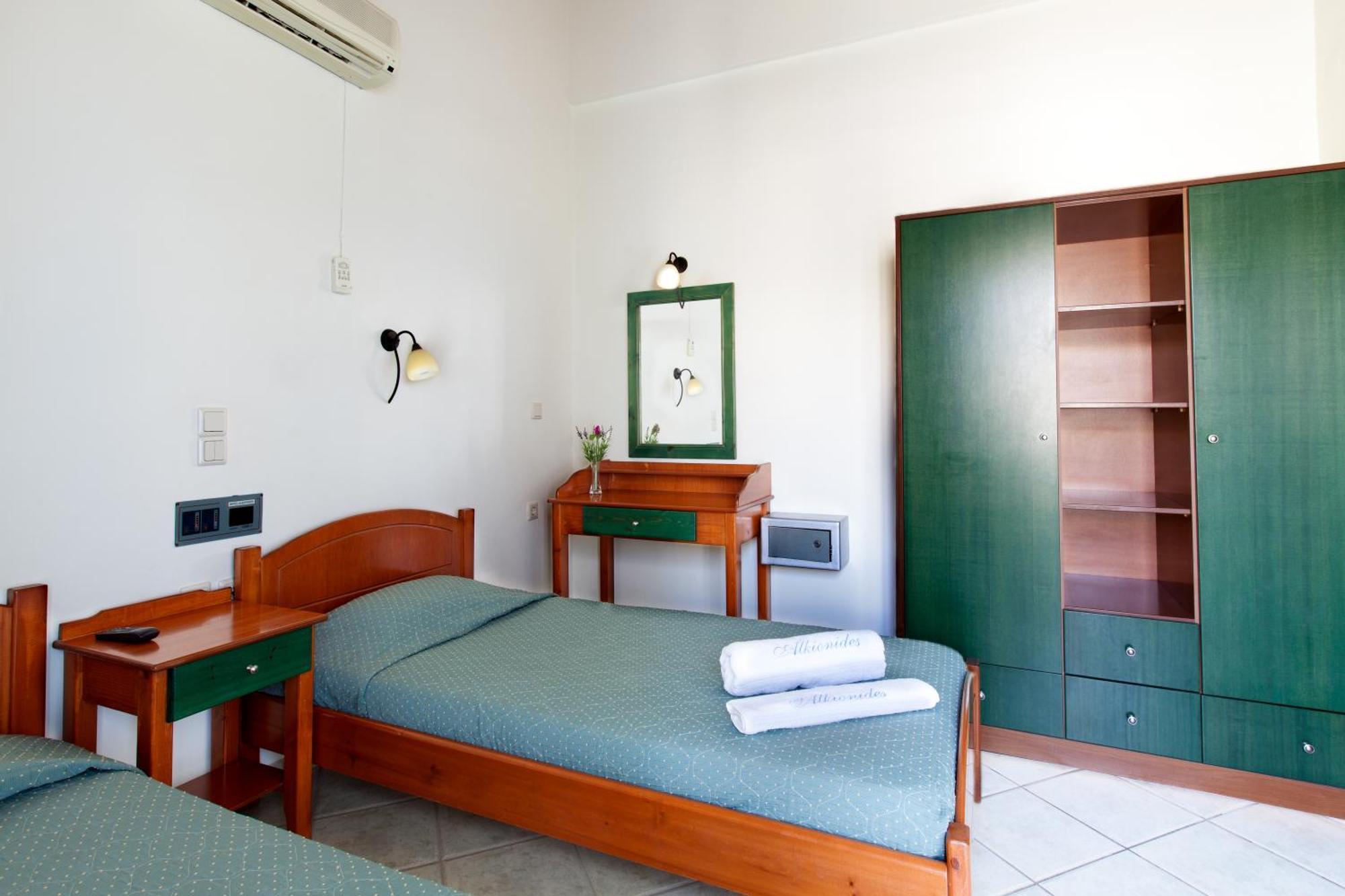 Alkionides Seaside Aparthotel Platanés